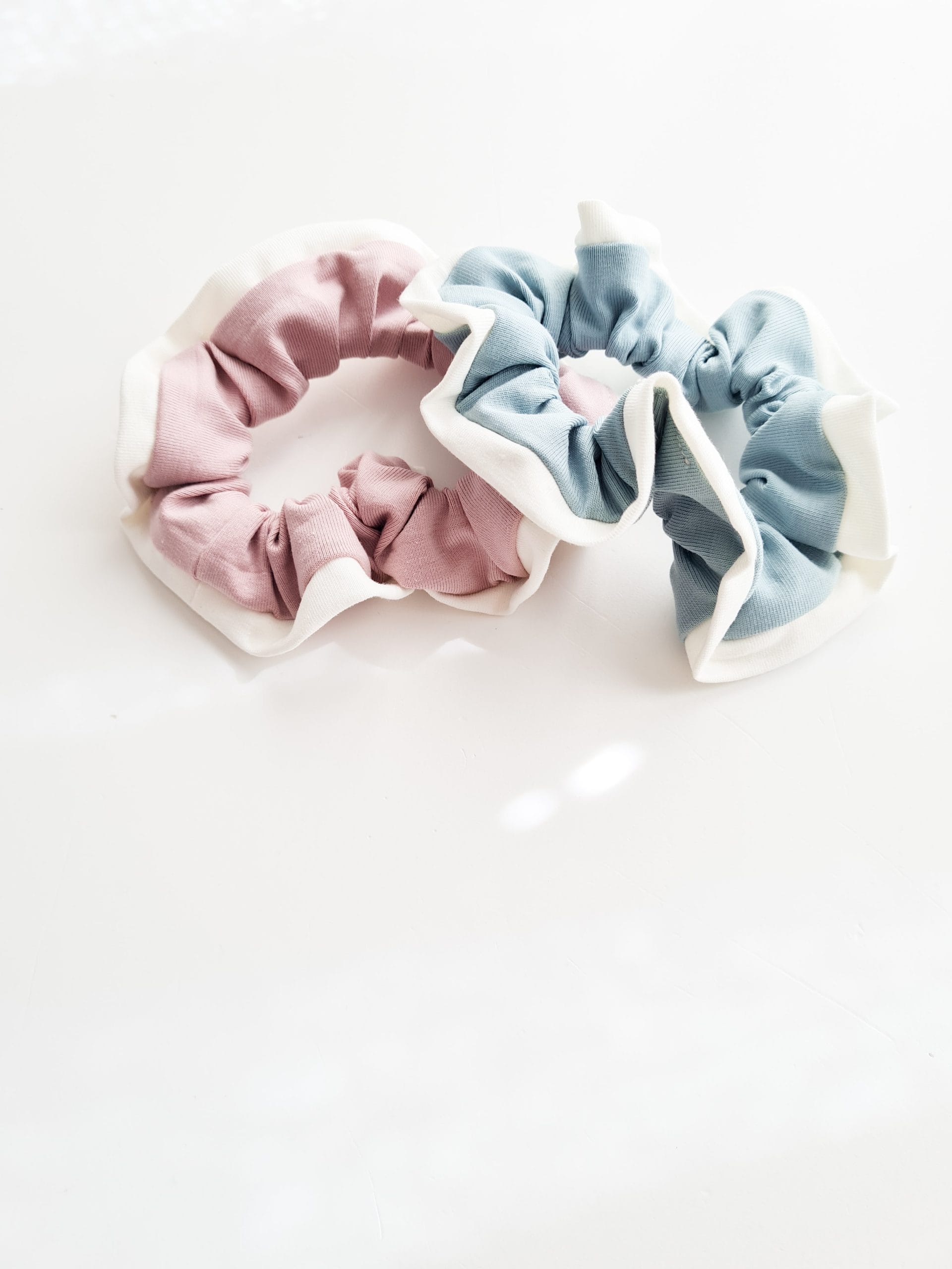 Scrunchie elastika z belim robom